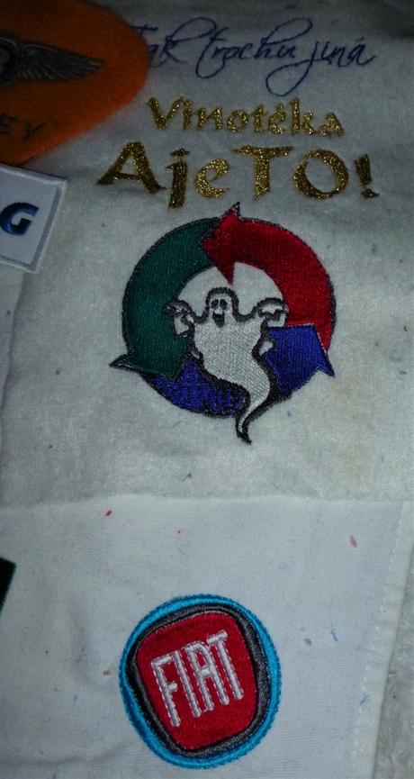 Celkem 13 výšivek (vhodné jako nášivky-záplaty), 