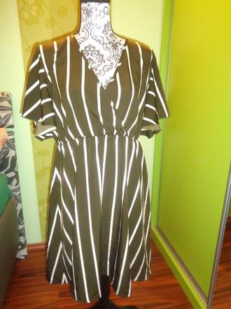 Slušivé pruhované šaty, xl