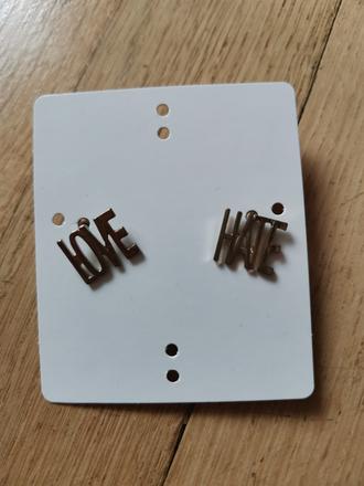 Náušnice s nápisem love a hate,