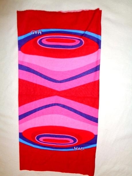 Krásný červenorůžový elastický nákrčník,