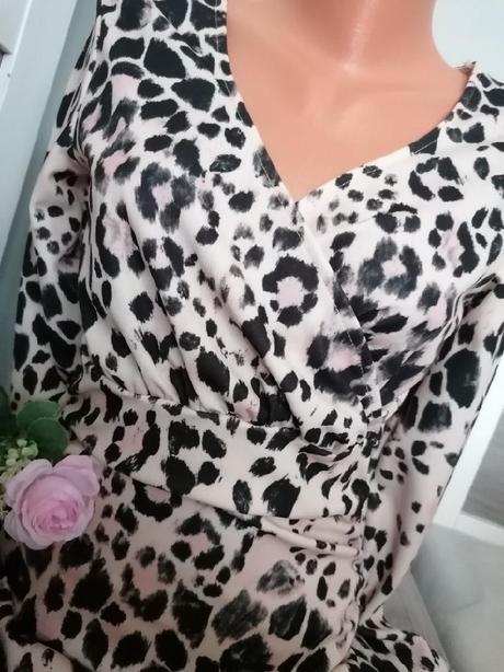 Tygrované šaty, 36