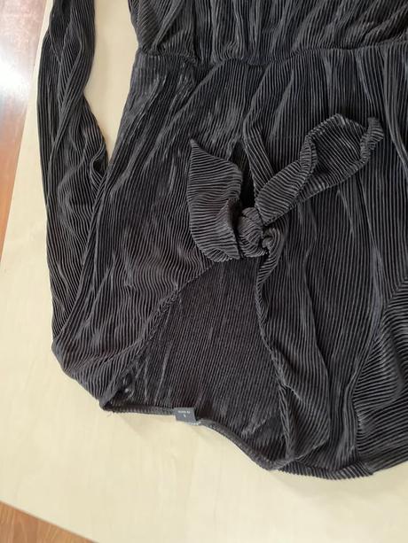 Černý plisovaný overal s mašlí, vel s, monki, s