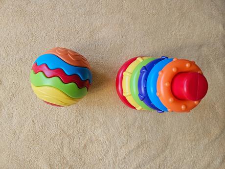 Motorická pyramida kruhy skládačka a koule,