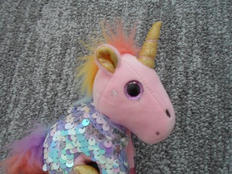 Růžový plyšový jednorožec s flitry,