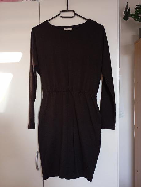 Pletené černé šaty s vyúžením pasu a kapsami, gate,36