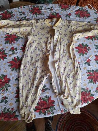 Žlutý overal se žirafkami, 80