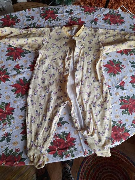 Žlutý overal se žirafkami, 80