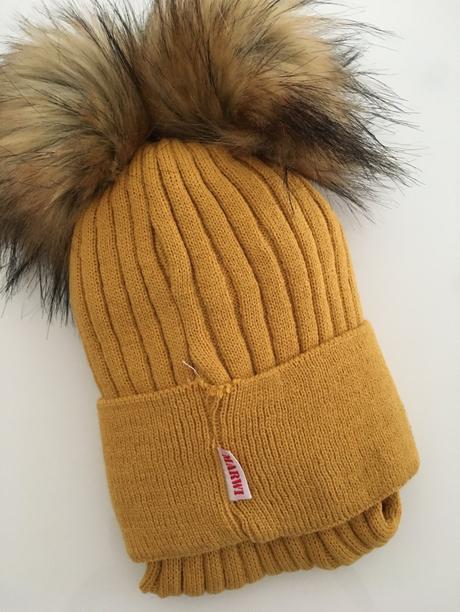 Komplet kulich a nákrčník, 