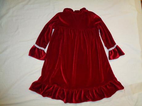 Červené sametové šaty, 110