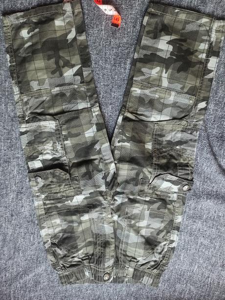 3x plátěné kalhoty,2x kšiltovka,1x vesta,2x triko, 104–116