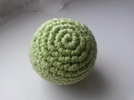 Háčkovaný míček 6,5 cm,