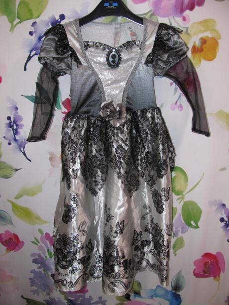 Karnevalové šaty, upírka, čarodějka apod., 