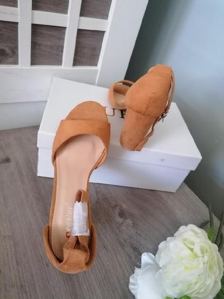 Hořčicové sandály, 36