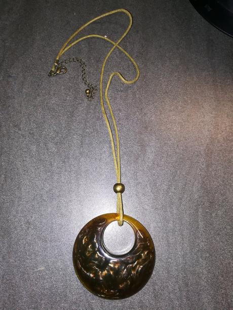 Přívěsek na šňůrce,