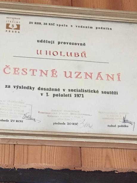Retro čestné uznání restaurace u holubů", 