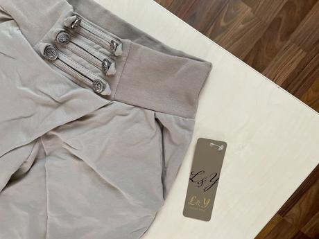 Nové béžové kalhoty s knoflíky a překlady, vel ne, m / s