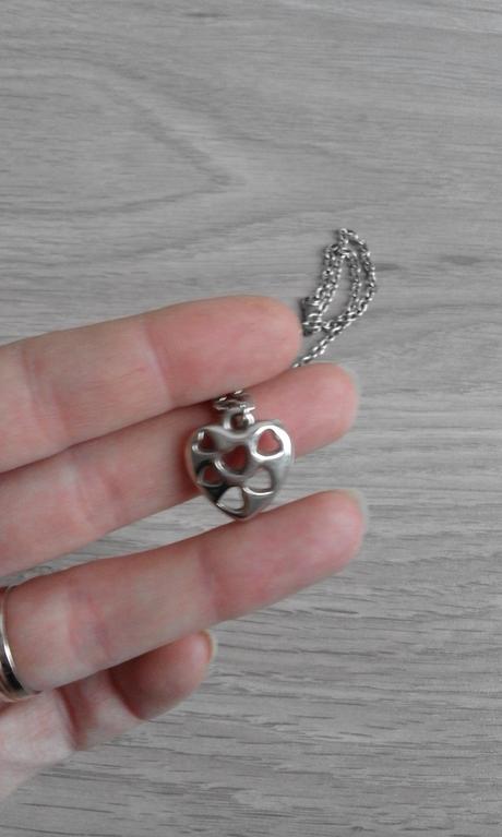 893 - řetízek se srdíčkem,