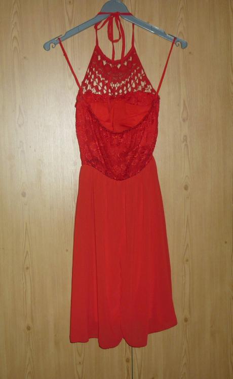 Červené šaty, s
