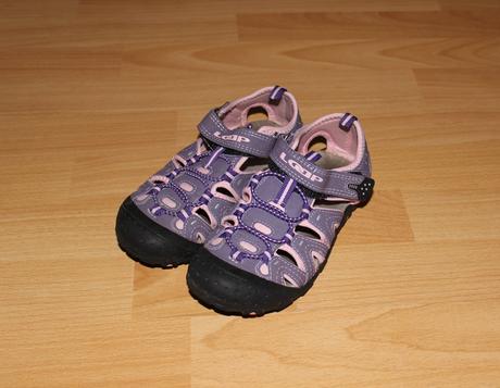 Trekové sandály, 32