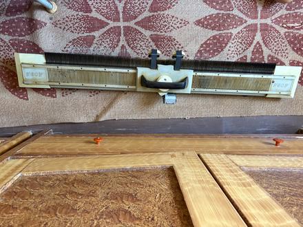 Retro stroj na pleteni moda,