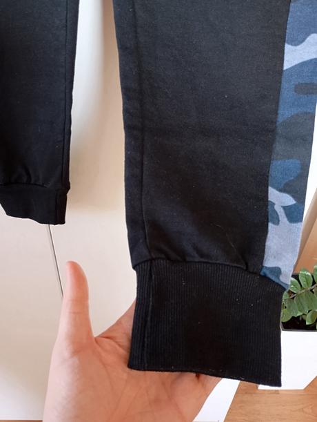 Chlapecké tepláky s modrými maskáčovými pruhy, sinsay,152