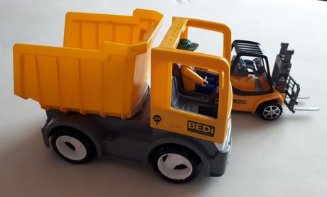 Nákladní auto/sklápěčka a vysokozdvižný vozík,