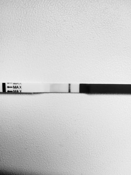 Vidíte také slabou čárku na testu?