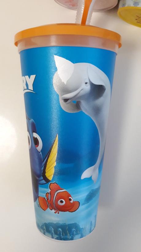 Dva kelímky dory a blesk mcqueen., 