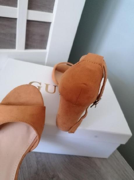 Hořčicové sandály, 36