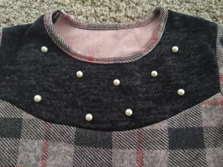 Teplé šaty s perlami, 134