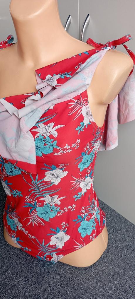 Jednodílné plavky s volánkem vel."m", m