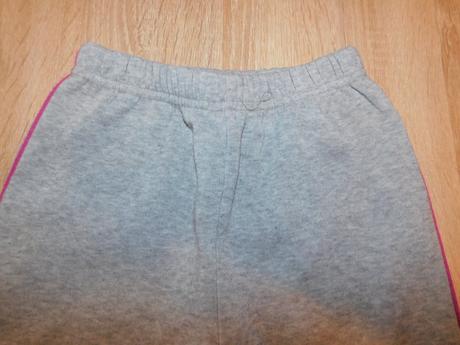 Dívčí tepláky, 104