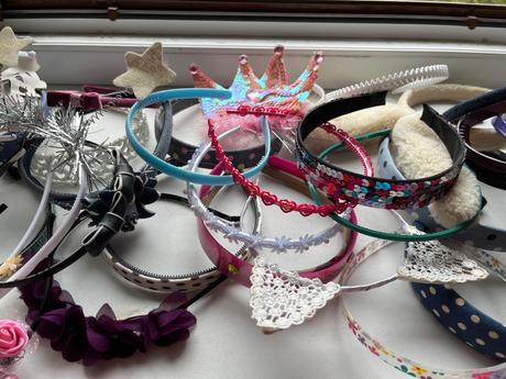 Velká hromada čelenek,