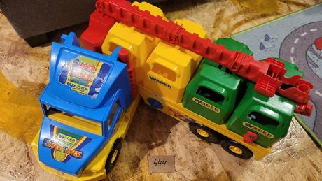 Nákladní auto s kontejnery,