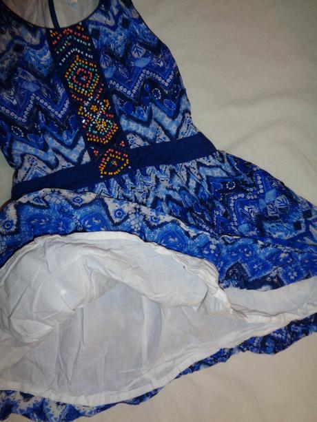 Krásné modrobílé šaty s korálky, 116