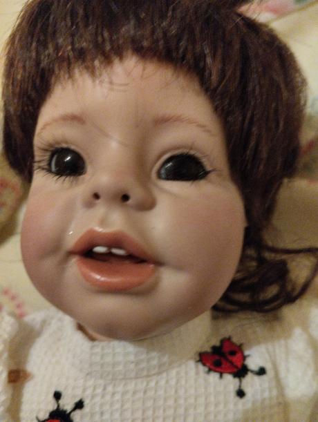 Porcelánová panenka se zoubkama, 
