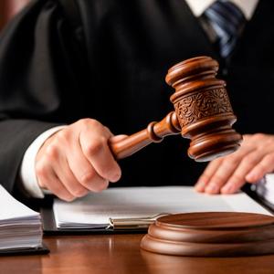 Jak soud rozhoduje u domácího násilí a určení otcovství?