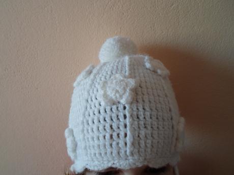 Bílá háčkovaná čepice ušanka, 122