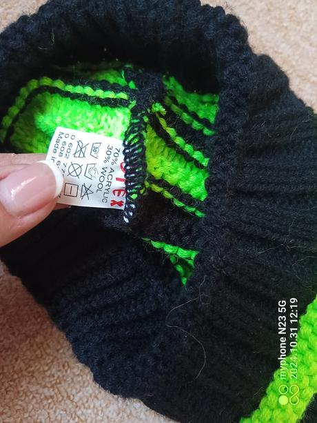 Čepice černo - neonová,