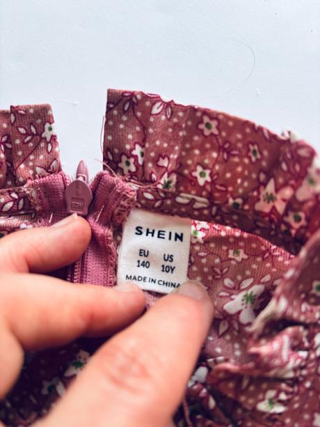 Ob/ šaty s květy- v.134/ 140, 134