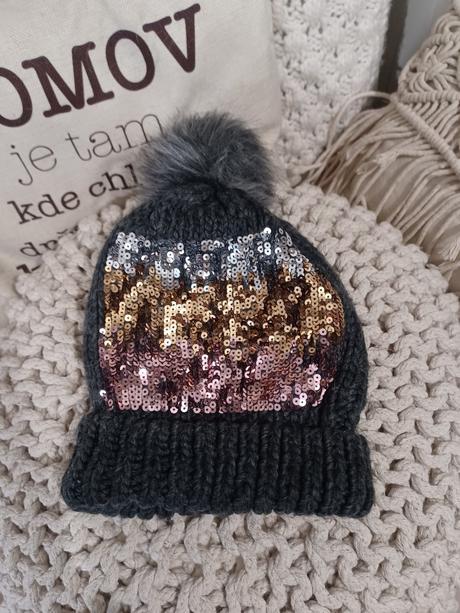 Šedý kulíšek s flitry kulich čepice s bambulí, takko