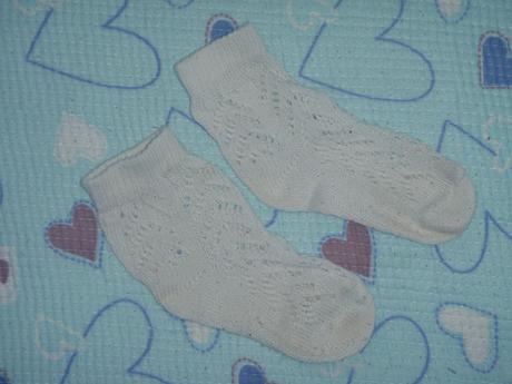 Bílé krajkové ponožky k sukni, žluté protiskluzové, 98