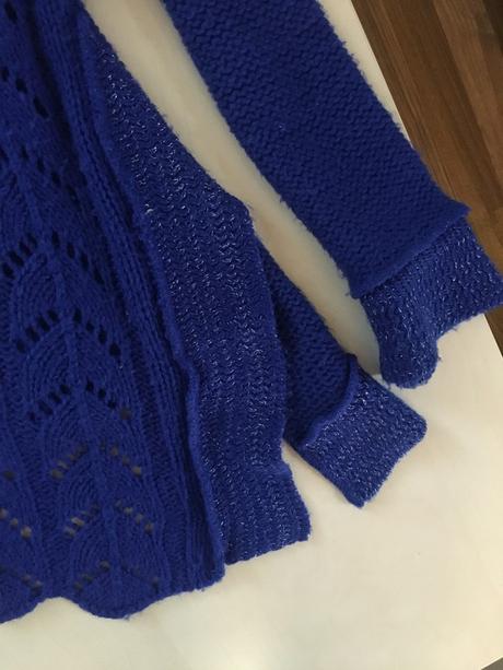 Modrý svetr se sponou, vel s-l, s