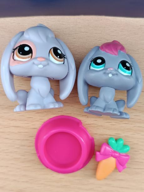 2 lps králíčci + miska + mrkev,