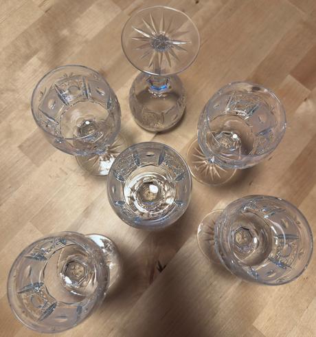 Šest broušených sklenic z křišťálu na víno, 
