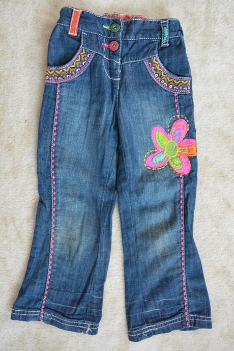 Džíny, triko a čepka s neon kytkou, next,98