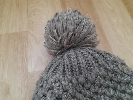 2 zimní čepice vel. 8 - 12 let - cena za obě, 