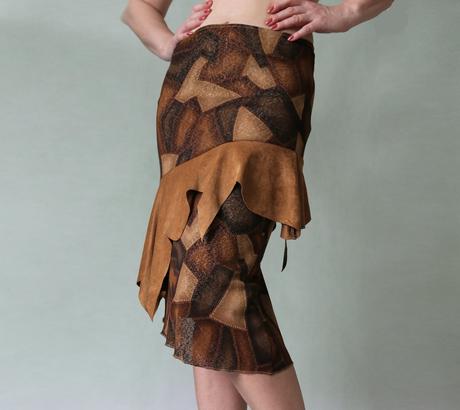 Cípatá asymetrická sukně imitující kůži vel.s, s