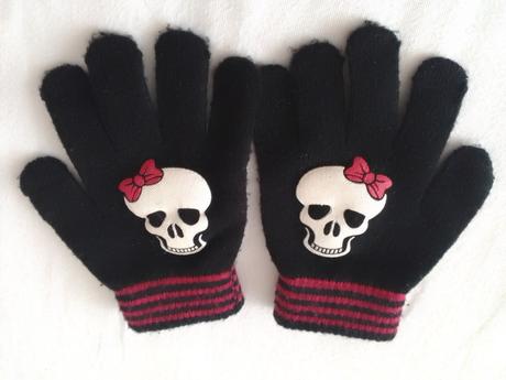Rukavice s lebkami., 110