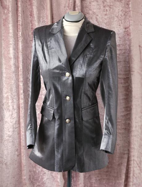 Sako s vysokým metalickým leskem, s